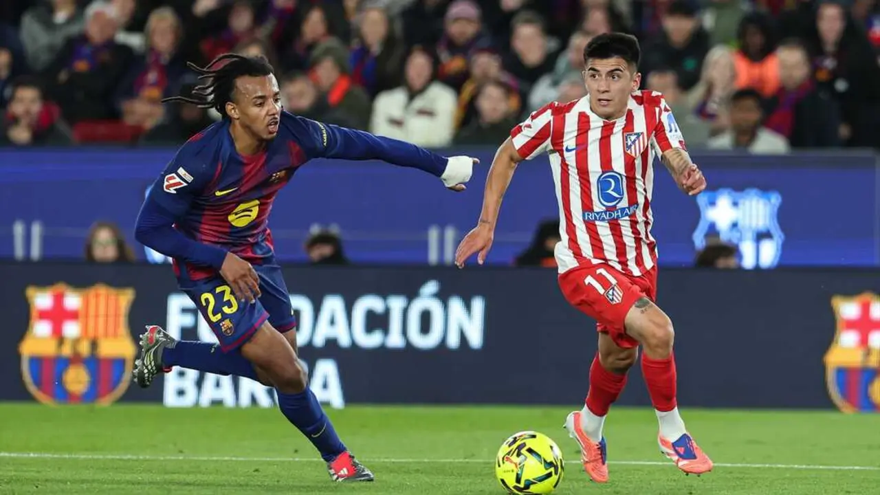 Jules Kounde y Thiago Almada durante el partido de liga. / EP