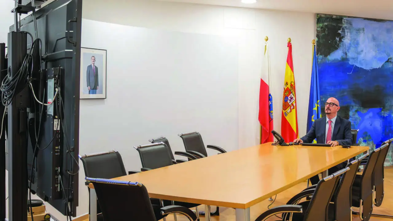 El consejero de Salud, C&eacute;sar Pascual, asiste por videoconferencia al pleno extraordinario CISNS. / A.E