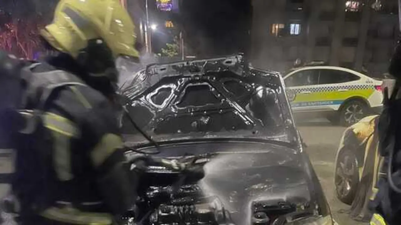 Un veh&iacute;culo calcinado. / BOMBEROS DE SANTANDER