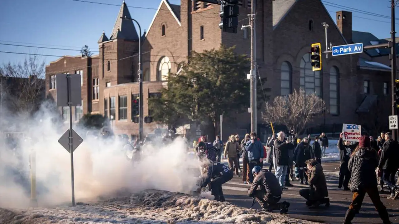 Una escena ca&oacute;tica entre decenas de manifestantes y agentes de ICE tiene lugar cerca de la Iglesia Metodista Unida de Park Avenue en Minneapolis. / EP