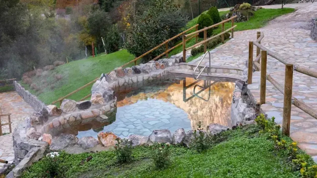 Lo que hoy es uno de los centros termales m&aacute;s bonitos de Espa&ntilde;a comenz&oacute; siendo una cueva natural donde los ba&ntilde;istas del siglo XVIII se sumerg&iacute;an en aguas medicinales. / A.E