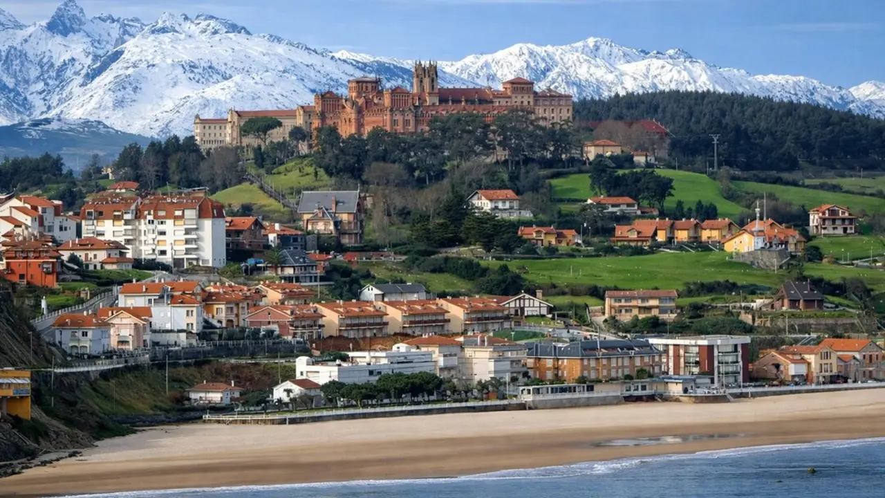 Comillas no es solo la villa que alberga una obra de Gaud&iacute;: es un conjunto monumental frente al Cant&aacute;brico donde conviven palacios, universidad pontificia, playas abiertas y miradores naturales. / I.A