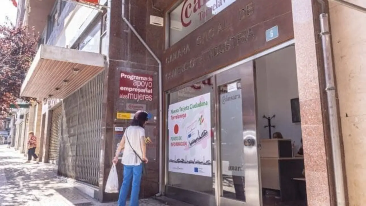 La ampliaci&oacute;n de los usos de la Tarjeta Ciudadana ha abierto un nuevo frente pol&iacute;tico en Torrelavega. / A.E
