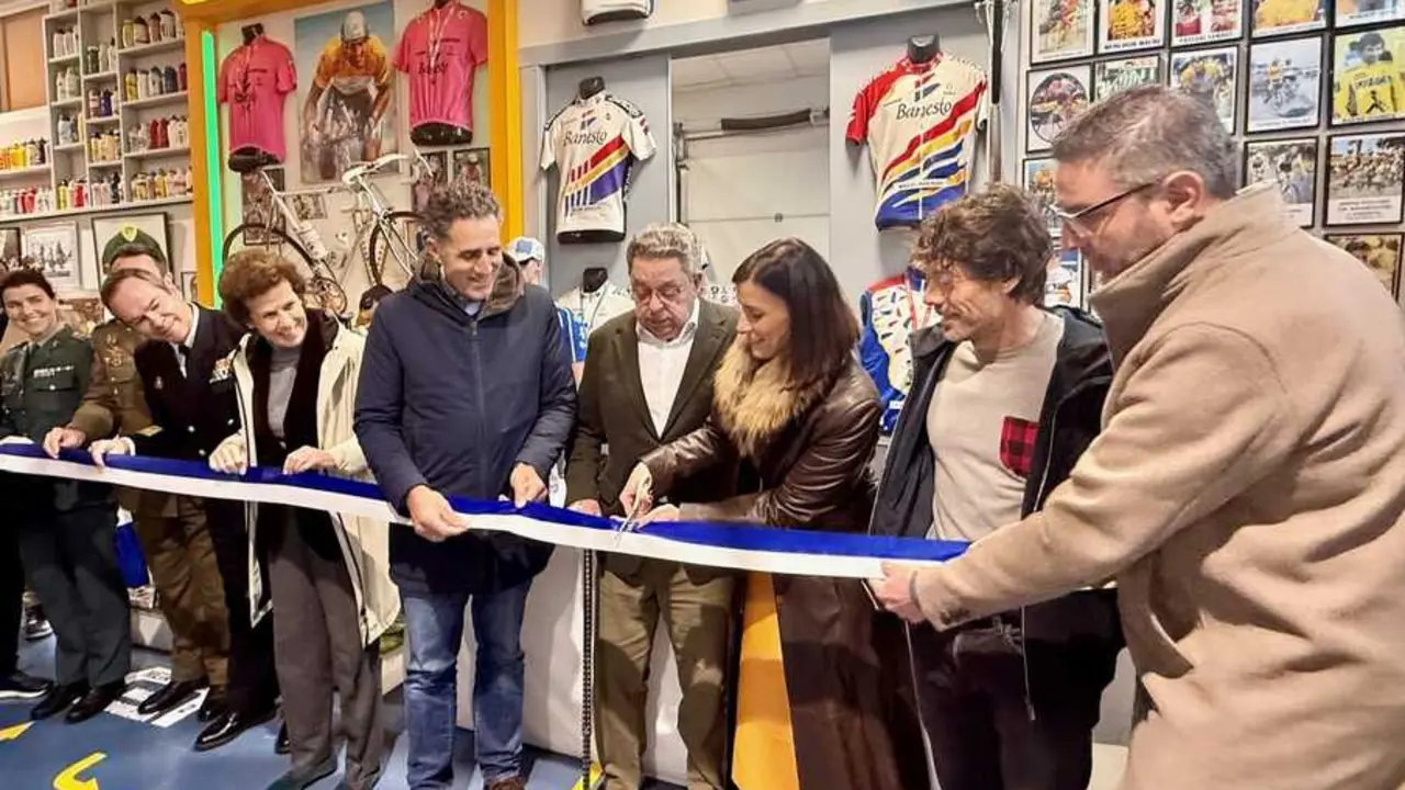 Miguel Indurain inaugura su espacio en el Museo del Ciclismo Santiago Revuelta en Santander. / a.e