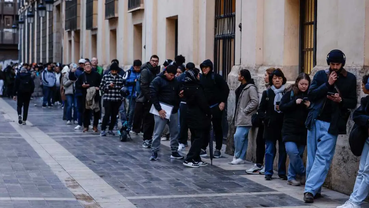 Inmigrantes regularizados podr&aacute;n incorporarse al sistema de ayudas p&uacute;blicas en igualdad de condiciones tras cumplir los requisitos exigidos. / EP