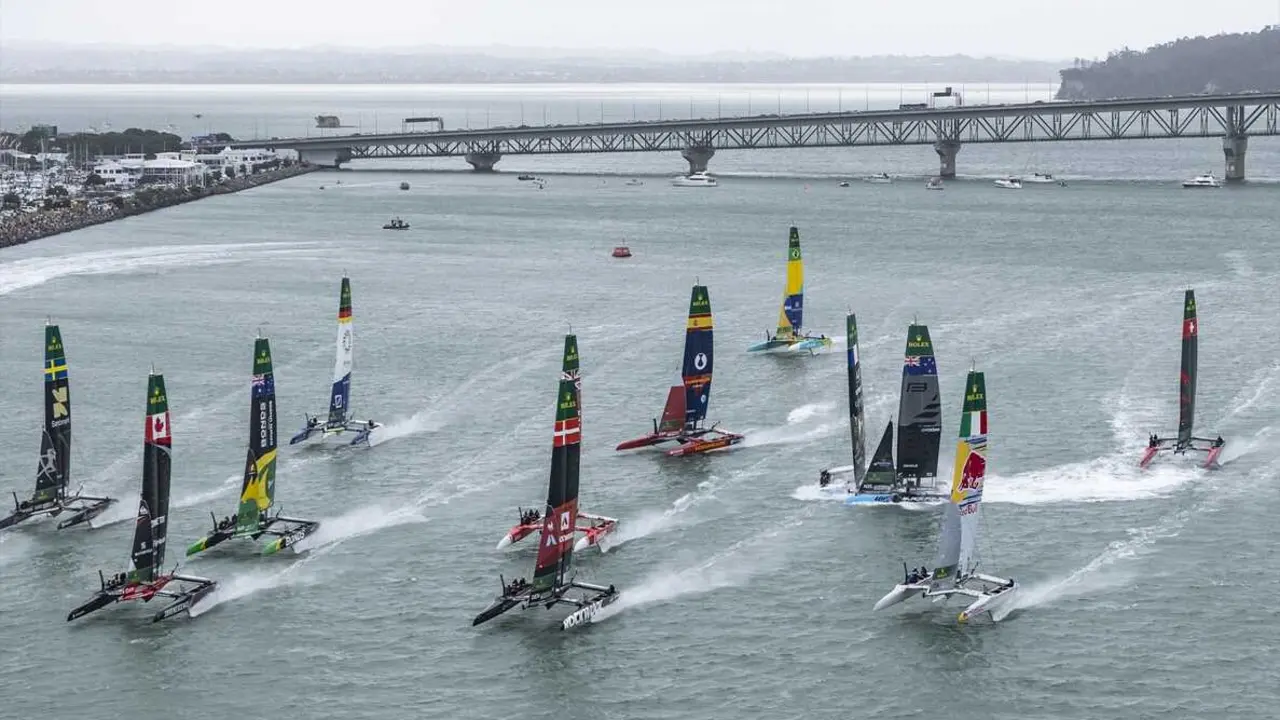 Momento de la colisi&oacute;n entre Nueva Zelanda y Francia en el Gran Premio de Nueva Zelanda, segunda prueba del Mundial de SailGP. / SIMON BRUTY