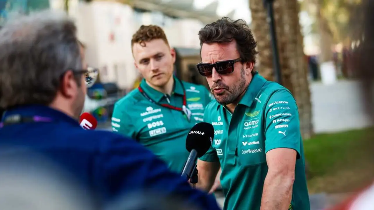 Fernando Alonso hace declaraciones ante los medios. / EP