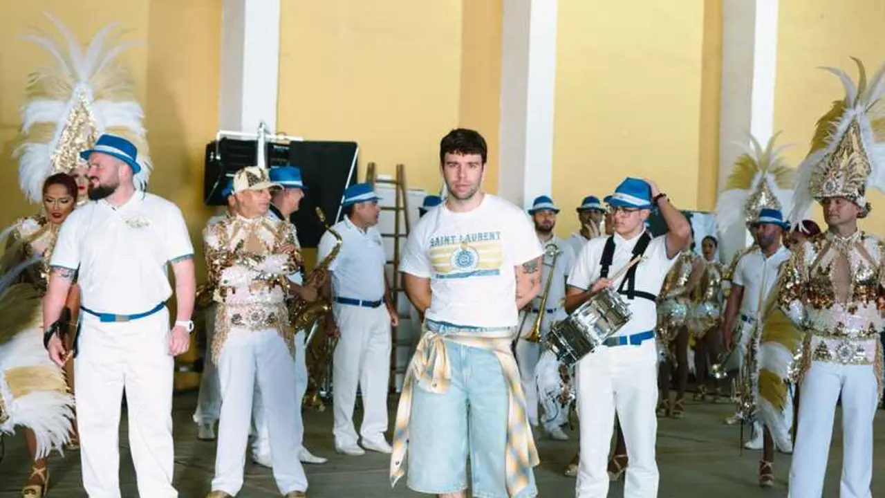 El artista Quevedo homenajea a los carnavales canarios en 'Ni borracho'. / EP