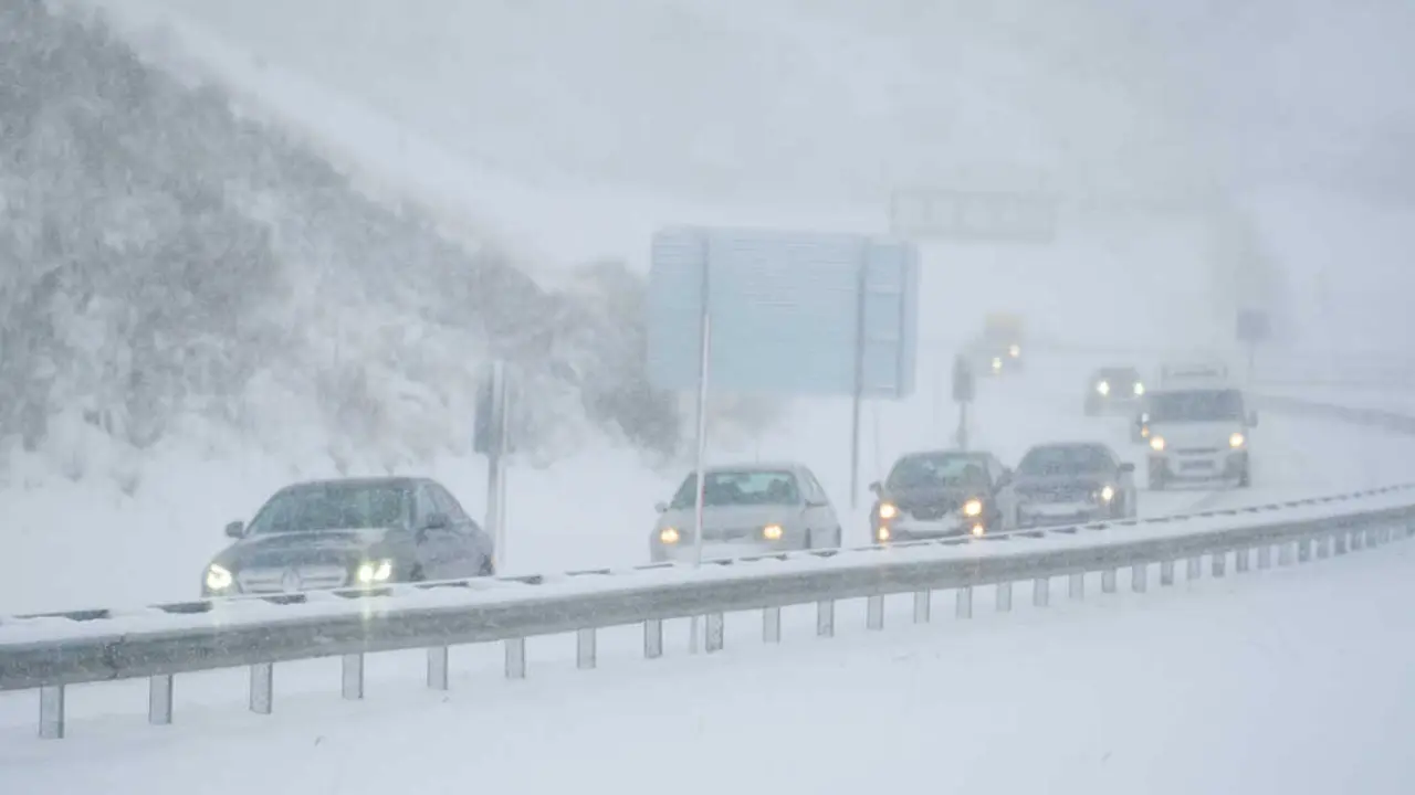 Varios coches conducen por una carretera cubierta de nieve. / EP
