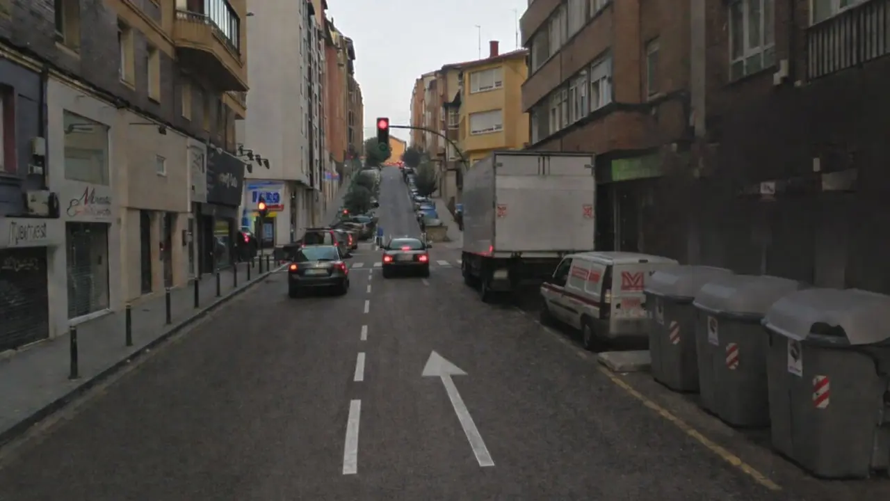 Varios coches pasan por una de las calles que se cortaran. / A.E