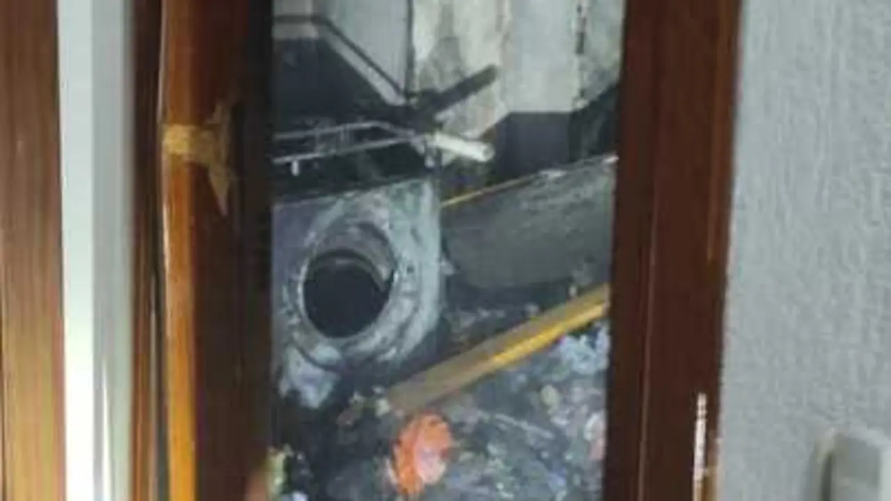 Las zonas m&aacute;s afectadas por el fuego han sido el vest&iacute;bulo y la cocina. / a.e