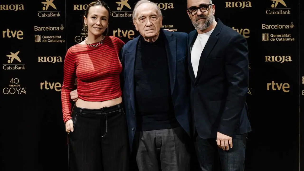 Los presentadores de la 40&ordf; edici&oacute;n de los Premios Goya, Luis Tosar (d) y Rigoberta Bandini (i), junto con el director de la Academia de Cine, Fernando M&eacute;ndez-Leite (c). / Carlos Luj&aacute;n / Archivo