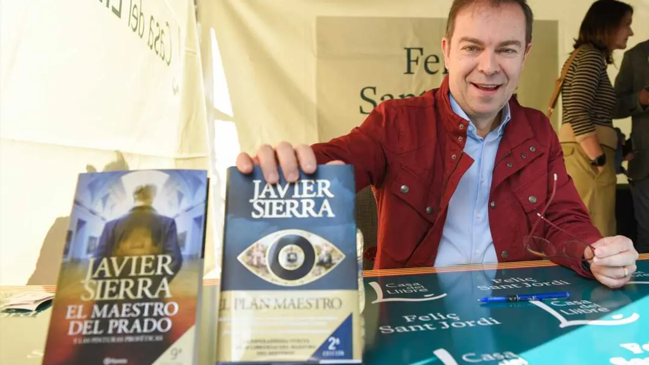 El escritor Javier Sierra posa con uno de sus ejemplares. / Alberto Paredes / Archivo