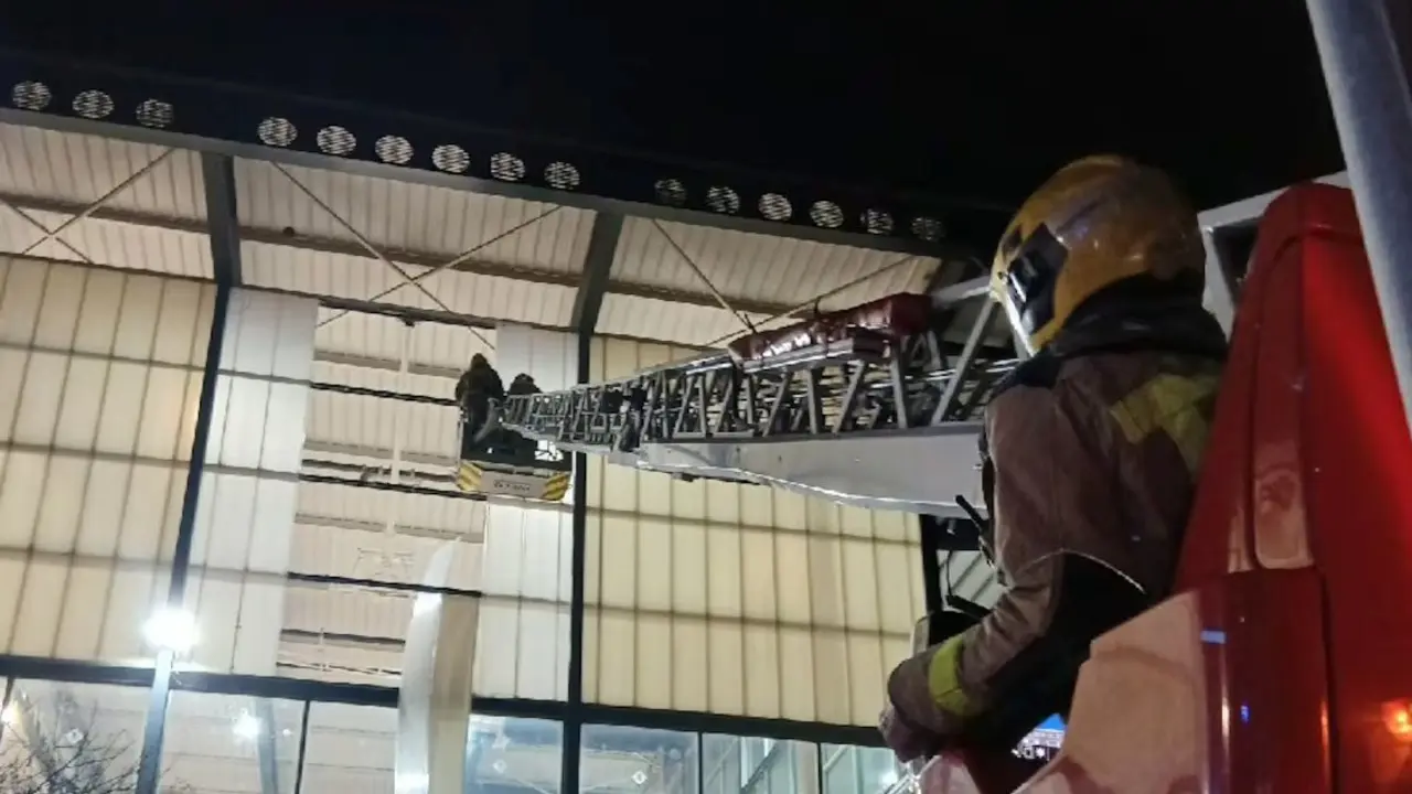 Cinco personas han muerto en un incendio en un bloque de pisos de la localidad barcelonesa de Manileu, seg&uacute;n han informado los Bomberos de la Generalitat.
Otras cuatro personas han resultado heridas leves en el incendio, que se ha producido en un edificio de la calle Montseny de Manlleu.