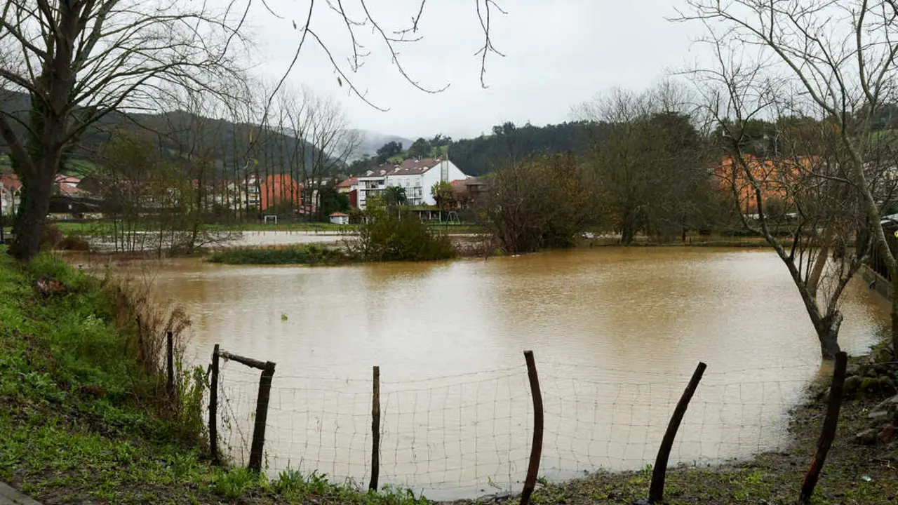El r&iacute;o Ans&oacute;n con el caudal muy alto a su paso por Ampuero. / EP
