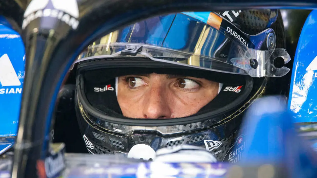 Carlos Sainz, durante los test de pretemporada en Bahr&eacute;in al volante del FW48. / EP