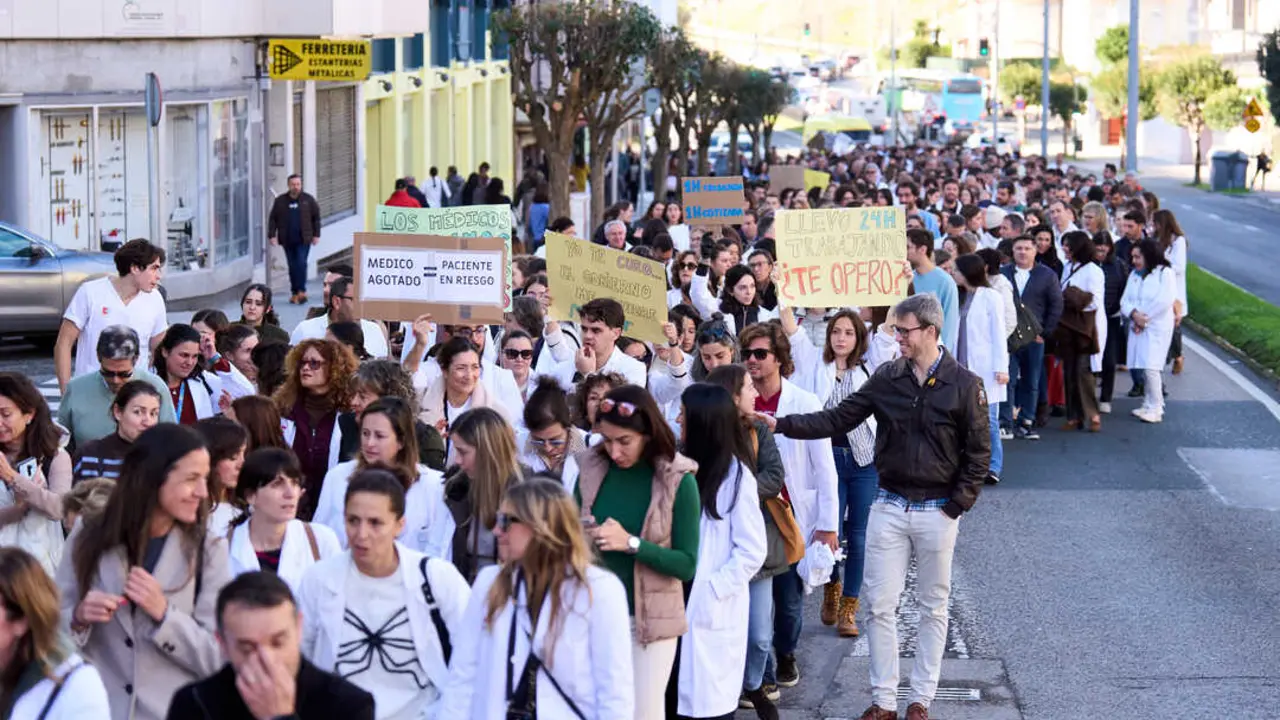 Decenas de m&eacute;dicos durante una concentraci&oacute;n convocada por el Sindicato M&eacute;dico contra el Estatuto Marco propuesto por el Ministerio de Sanidad. / EP
