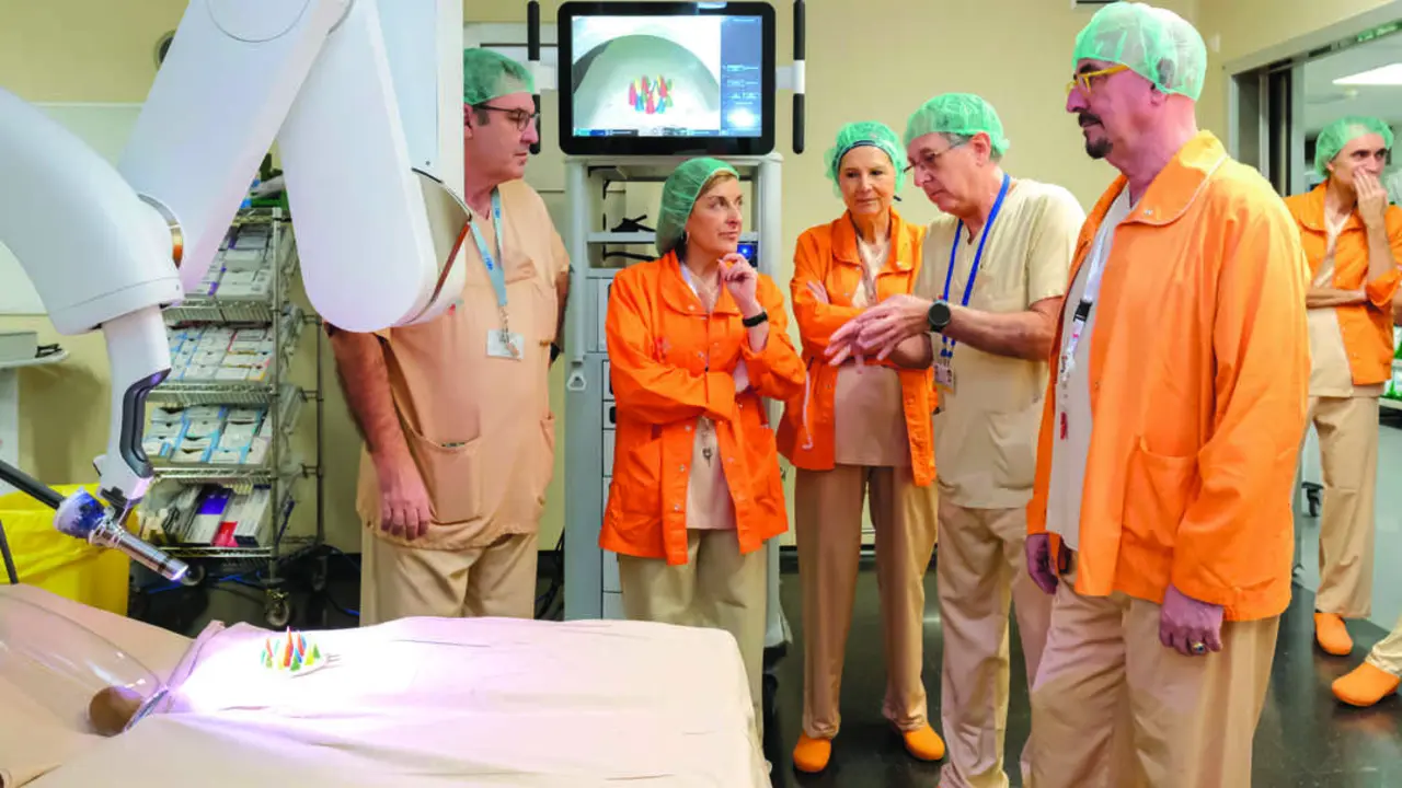 La presidenta de Cantabria, Mar&iacute;a Jos&eacute; S&aacute;enz de Buruaga, durante su visita al nuevo robot Da Vinci SP en el &aacute;rea quir&uacute;rgica de Valdecilla. / a.e