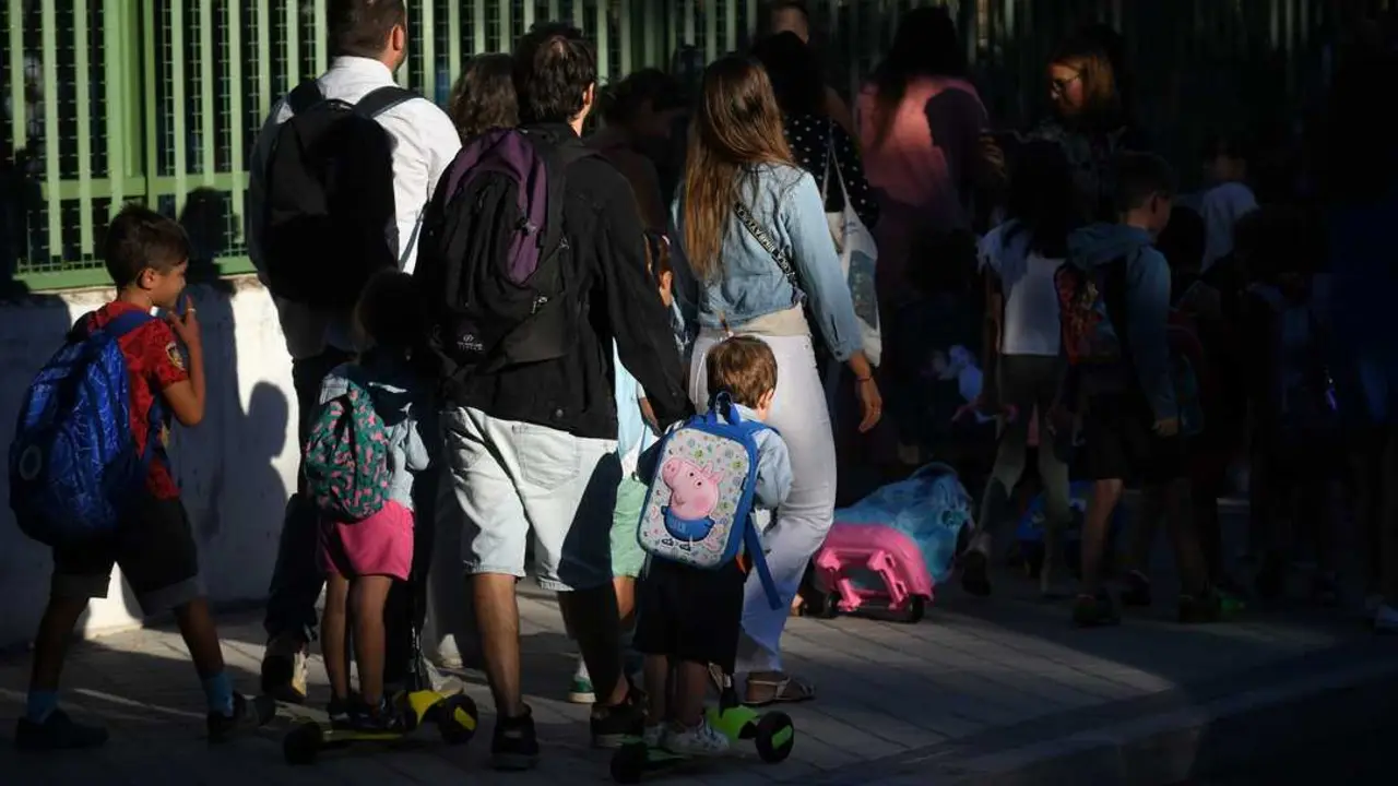 Ni&ntilde;os y padres hacen cola para entrar al colegio el primer d&iacute;a. / EP