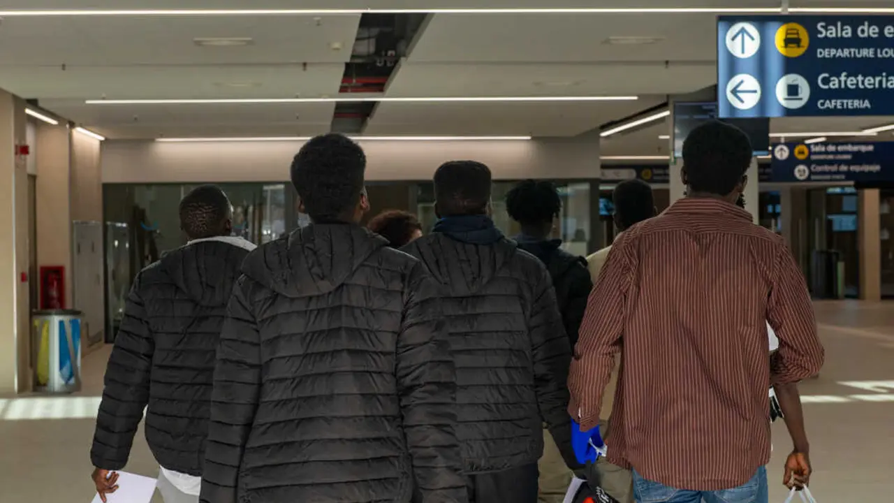 Varias personas a la salida del Centro de Estancia Temporal de Inmigrantes. / EP