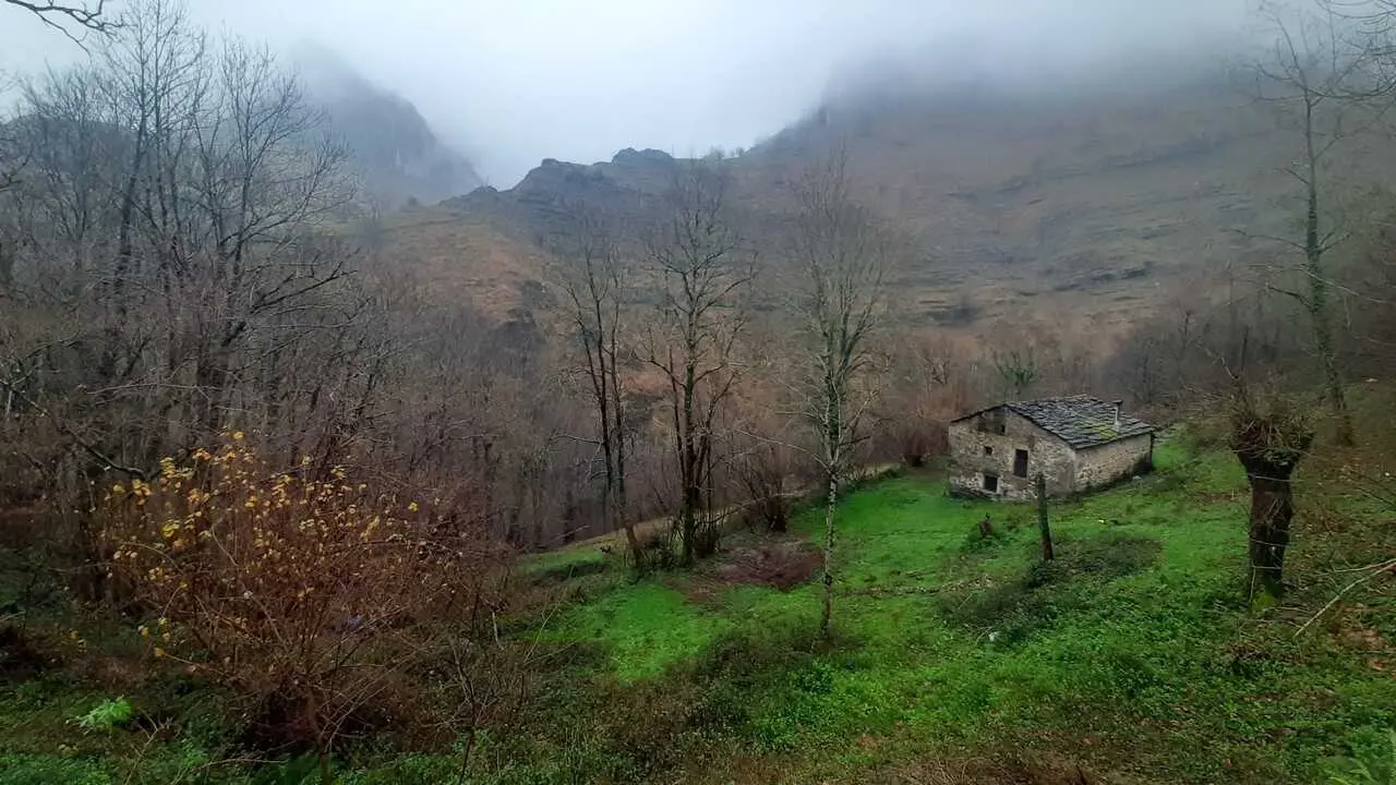 Vista de una caba&ntilde;a rural en San Roque de Riomiera. / EP