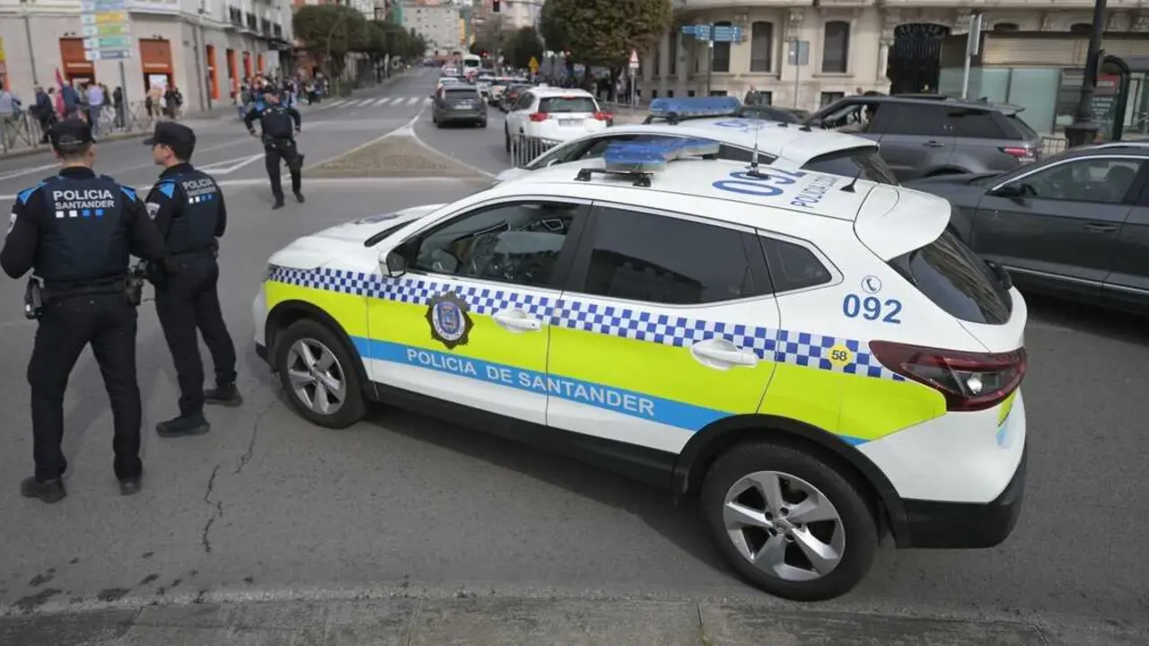Varios agentes de la Polic&iacute;a Local de Santander./ EP