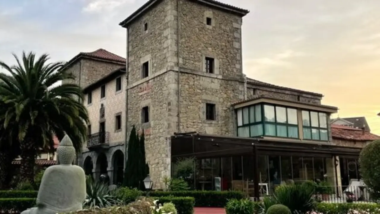 Vista exterior del hotel. / AKLA HOTEL PALACIO TORRE DE RUESGA