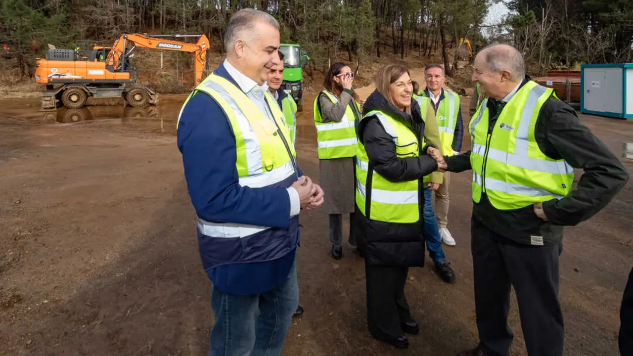 La presidenta de Cantabria, Mar&iacute;a Jos&eacute; S&aacute;enz de Buruaga, asiste al inicio de las obras de restauraci&oacute;n ambiental del Dique 27. / Alerta