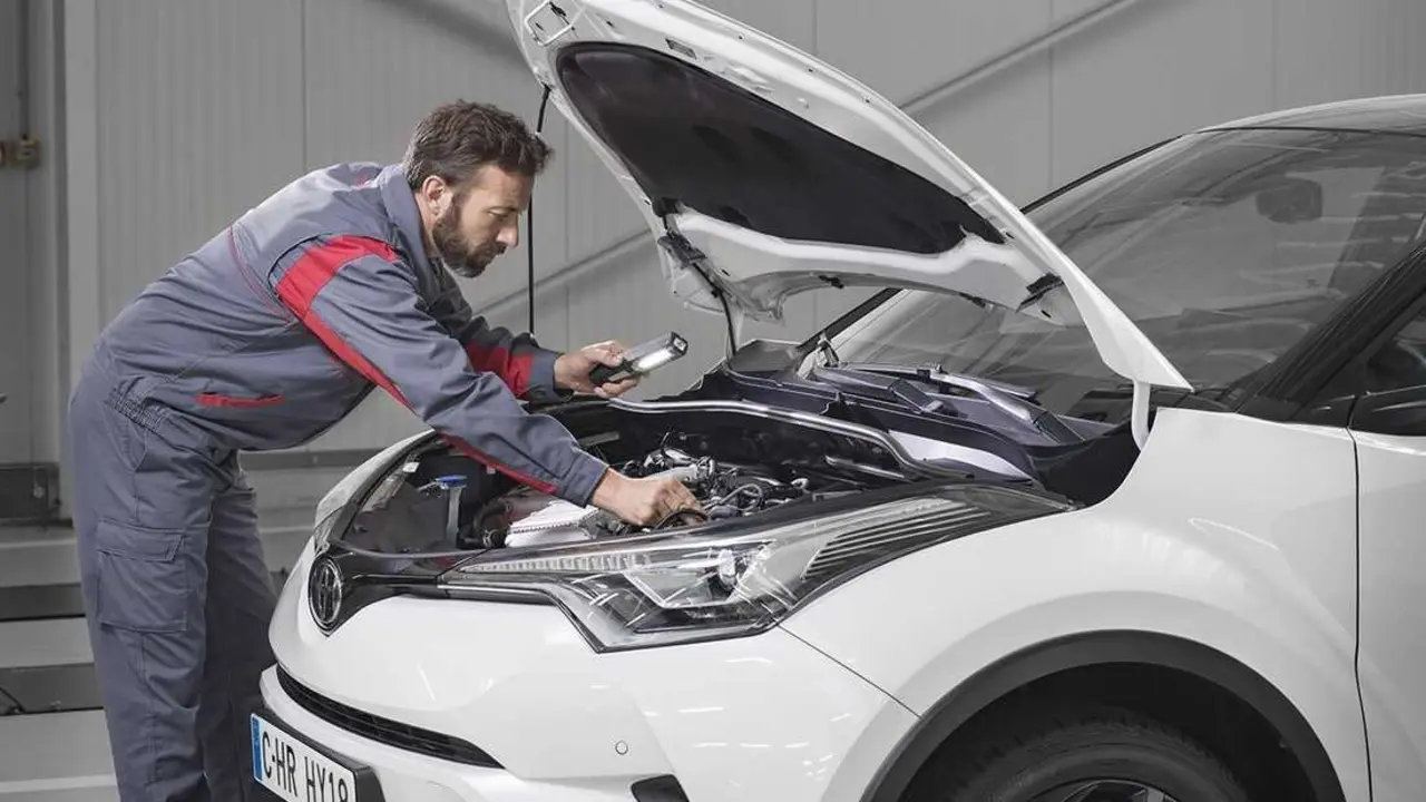 Un sistema creado en Illinois adapta motores di&eacute;sel a combustibles alternativos con una actualizaci&oacute;n remota. El modelo combina ecuaciones f&iacute;sicas y redes neuronales para reducir emisiones sin cambiar piezas. / EP