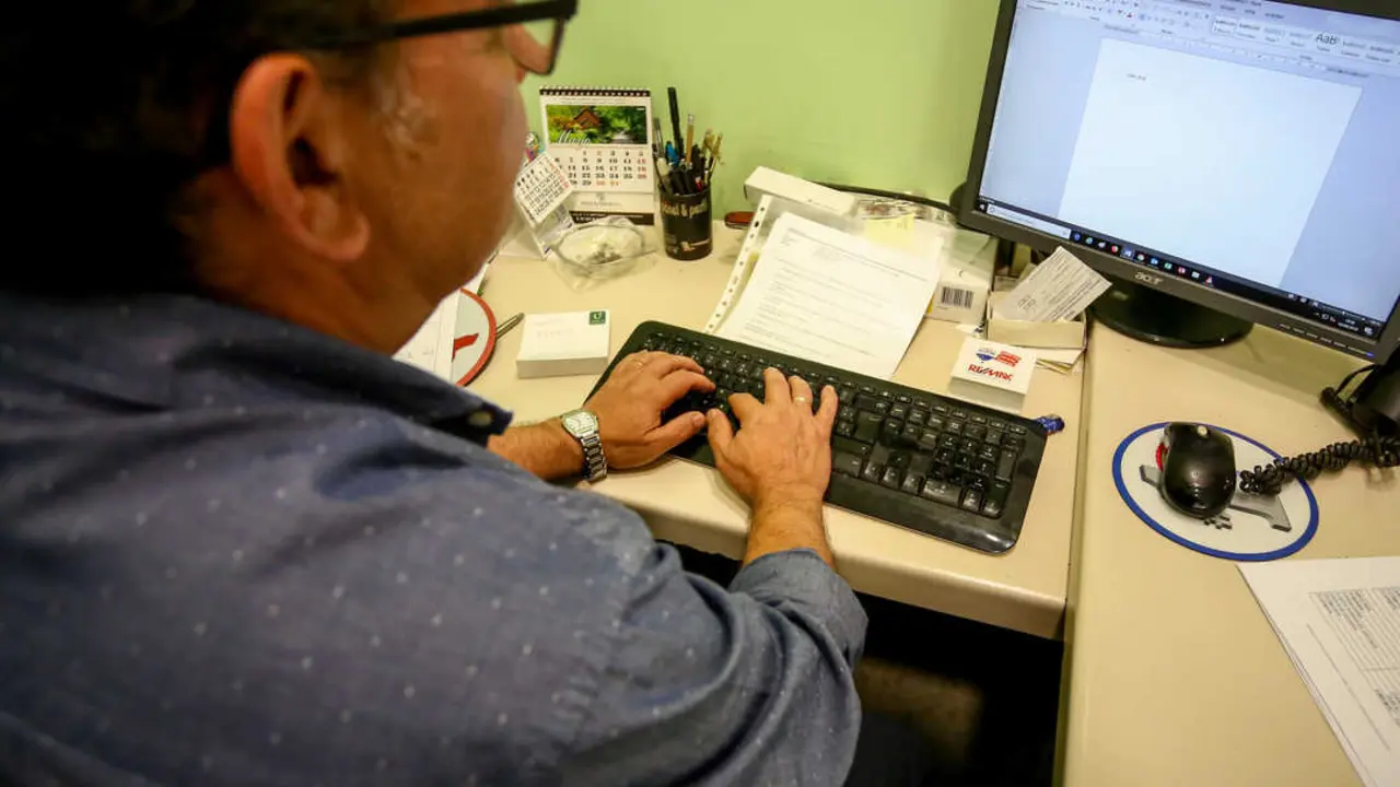 Teclear con fuerza puede reflejar determinaci&oacute;n, estr&eacute;s o tensi&oacute;n acumulada durante el trabajo. / EP