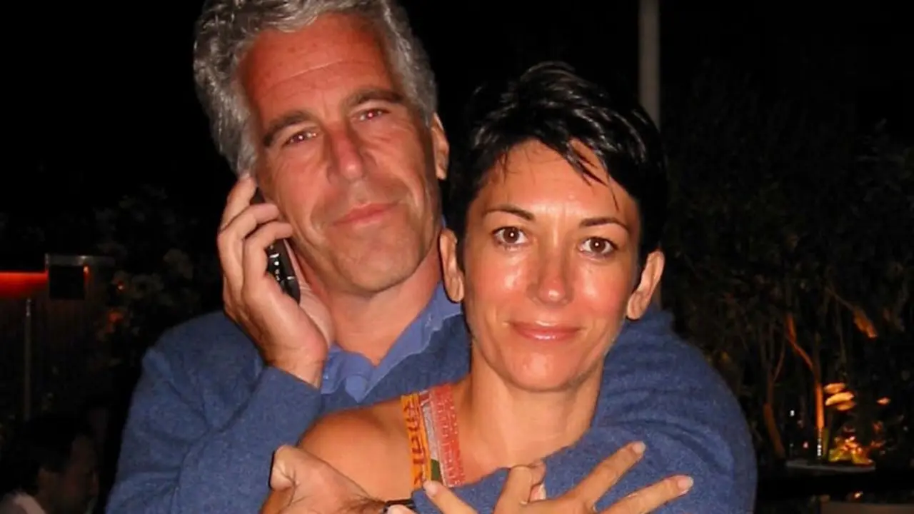 Jeffrey Epstein y Ghislaine Maxwell se abrazan. / EP