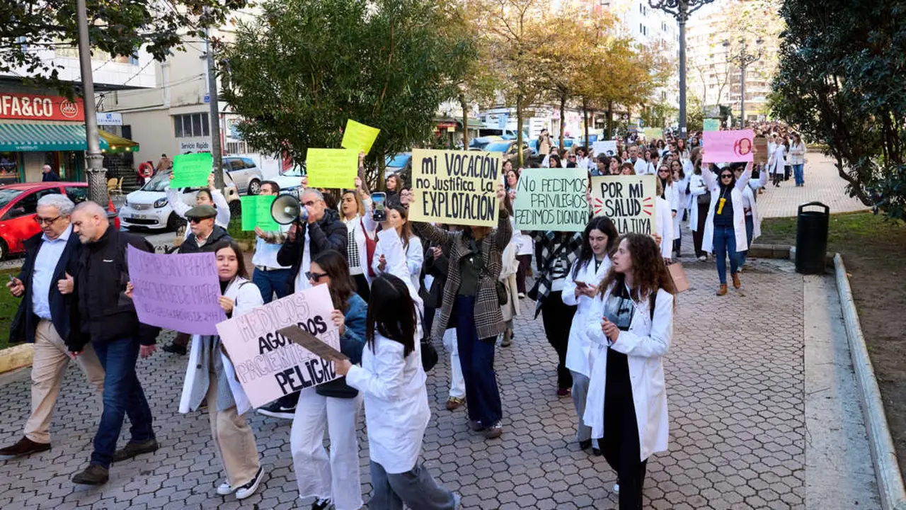 Decenas de m&eacute;dicos durante una concentraci&oacute;n convocada por el Sindicato M&eacute;dico contra el Estatuto Marco propuesto por el Ministerio de Sanidad. / EP