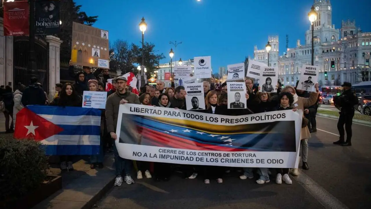 Decenas de personas durante una manifestaci&oacute;n a favor de los presos pol&iacute;ticos y el cierre de los centros de tortura venezolanos. / Fernando S&aacute;nchez
