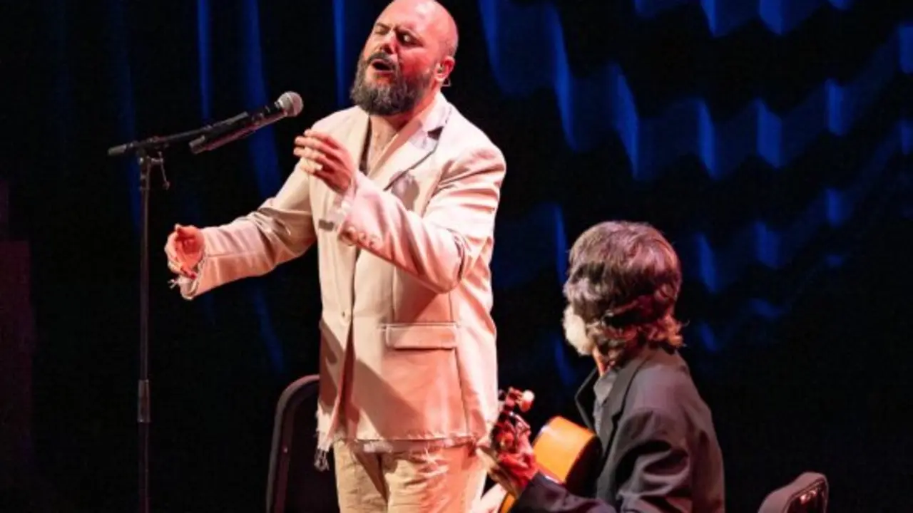 El artista alicantino ofrecer&aacute; un directo marcado por la experimentaci&oacute;n y la mezcla de estilos, consolidando su reputaci&oacute;n como uno de los nombres m&aacute;s arriesgados de la escena musical. / IG / Anne Reitsma