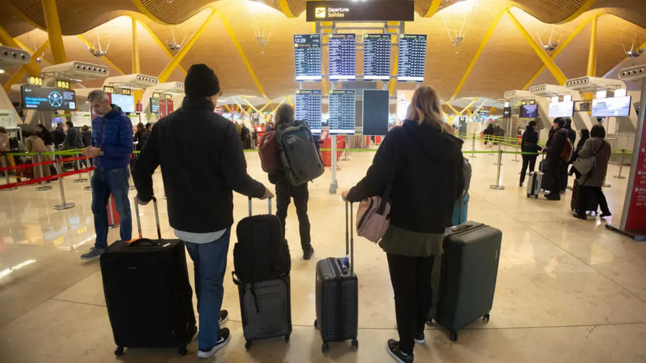 Varias personas en el aeropuerto Adolfo Su&aacute;rez Madrid-Barajas. / EP