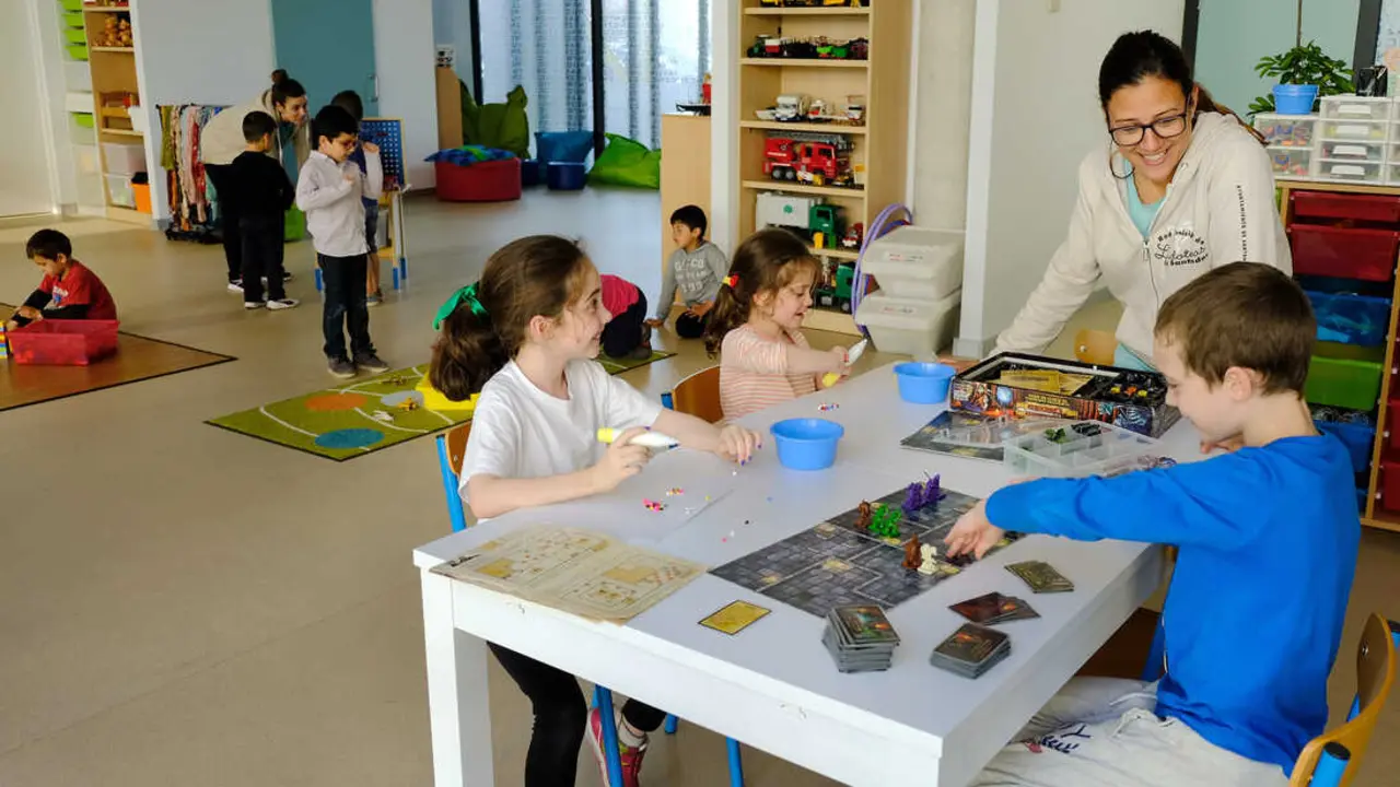 Las nuevas ayudas contemplan diferentes cuant&iacute;as en funci&oacute;n de los servicios contratados y refuerzan la protecci&oacute;n a familias numerosas, monoparentales y v&iacute;ctimas de violencia de g&eacute;nero. / A.E