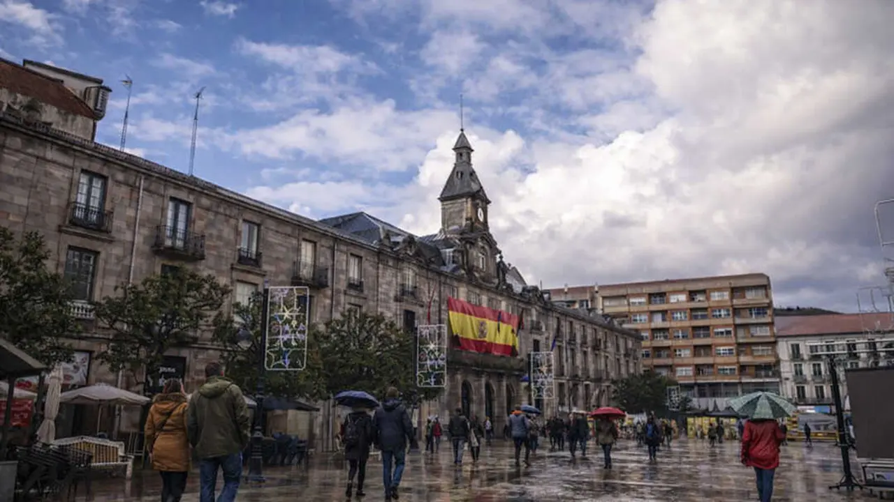 Varias personas caminan por el centro de Torrelavega, en una ciudad que afronta un momento decisivo. / a.e