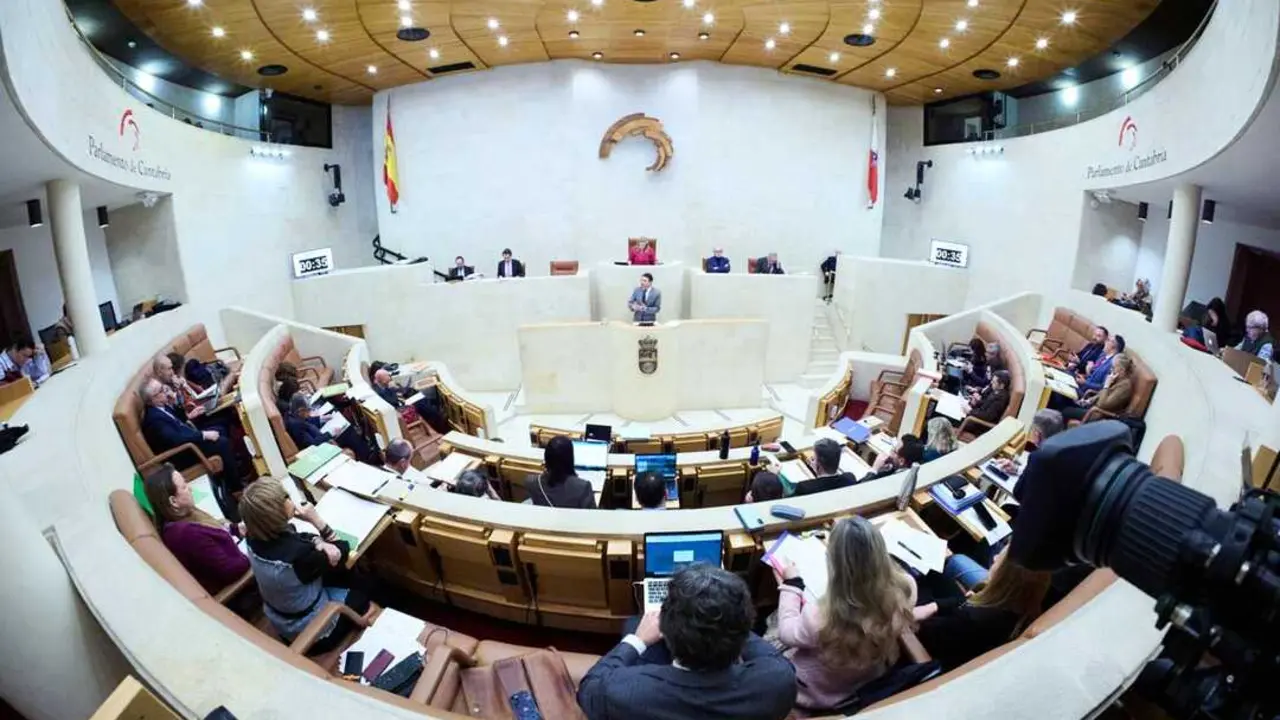 Sesi&oacute;n plenaria del Parlamento de Cantabria en el hemiciclo regional, durante el desarrollo de un debate legislativo en la XI Legislatura. La C&aacute;mara afronta una nueva jornada marcada por reformas legales, iniciativas sociales y proyectos estrat&eacute;gicos para la comunidad.