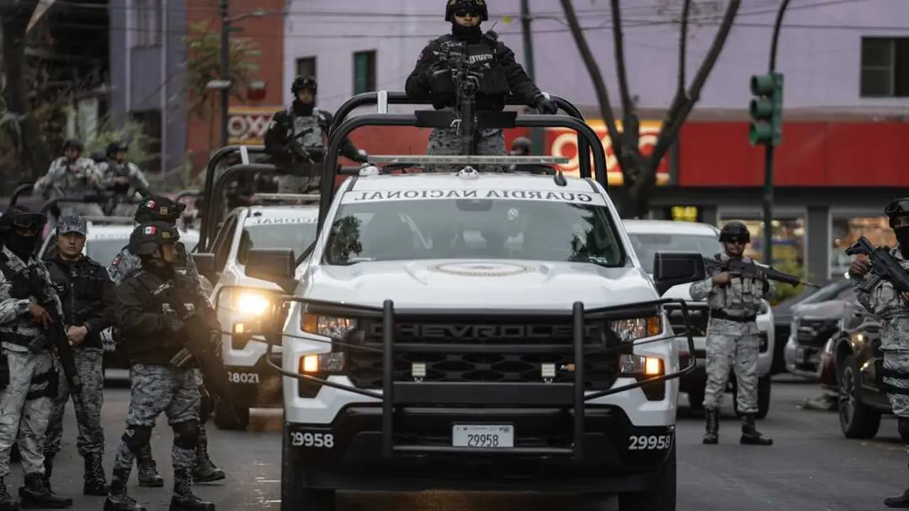 Miembros de las fuerzas especiales de la Guardia Nacional y la Secretar&iacute;a de Seguridad Ciudadana hacen guardia frente a la Fiscal&iacute;a General de M&eacute;xico. / F&eacute;lix M&aacute;rquez