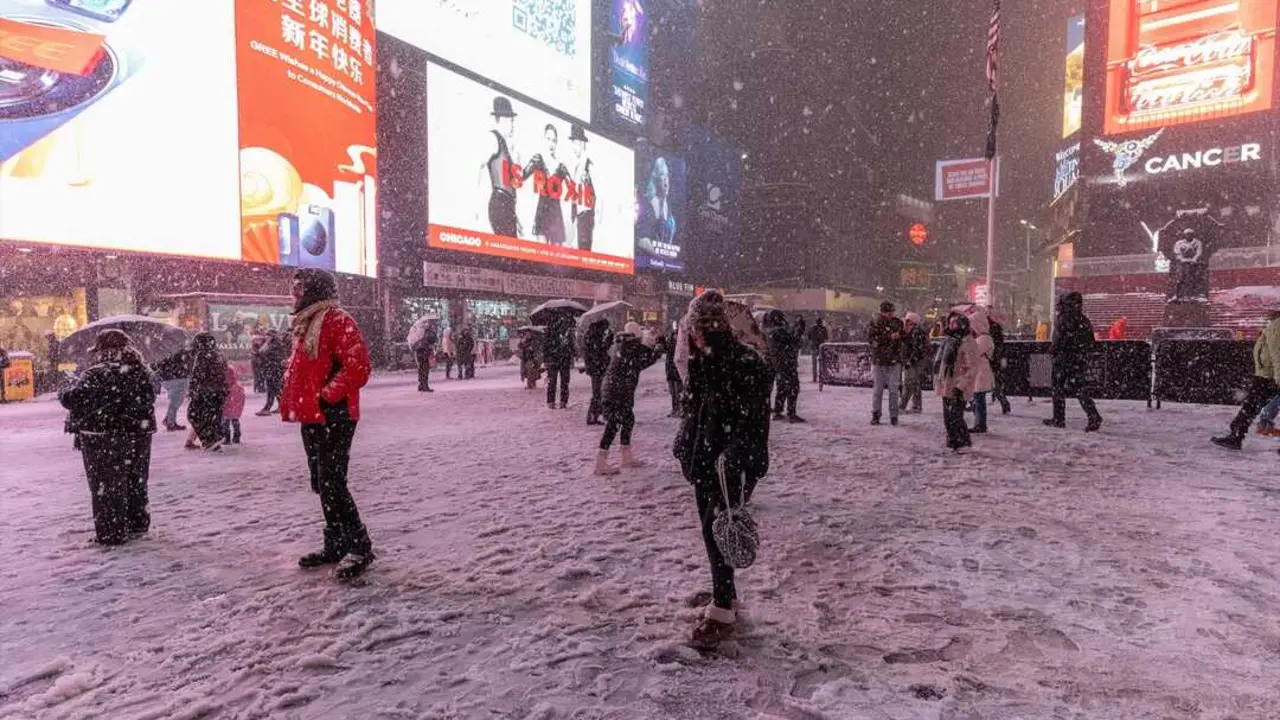 Nieve cayendo sobre Times Square en Nueva York, mientras una fuerte tormenta de nieve azota la ciudad. / Lev Radin