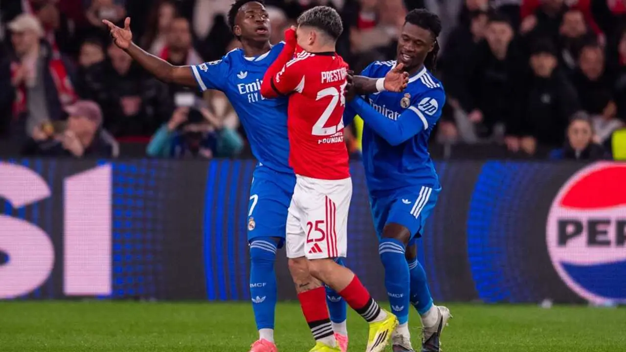 Gianluca Prestianni y Vin&iacute;cius Jr discuten durante el Benfica-Real Madrid del 'playoff' de la Liga de Campeones 25-26. / Miguel Lemos