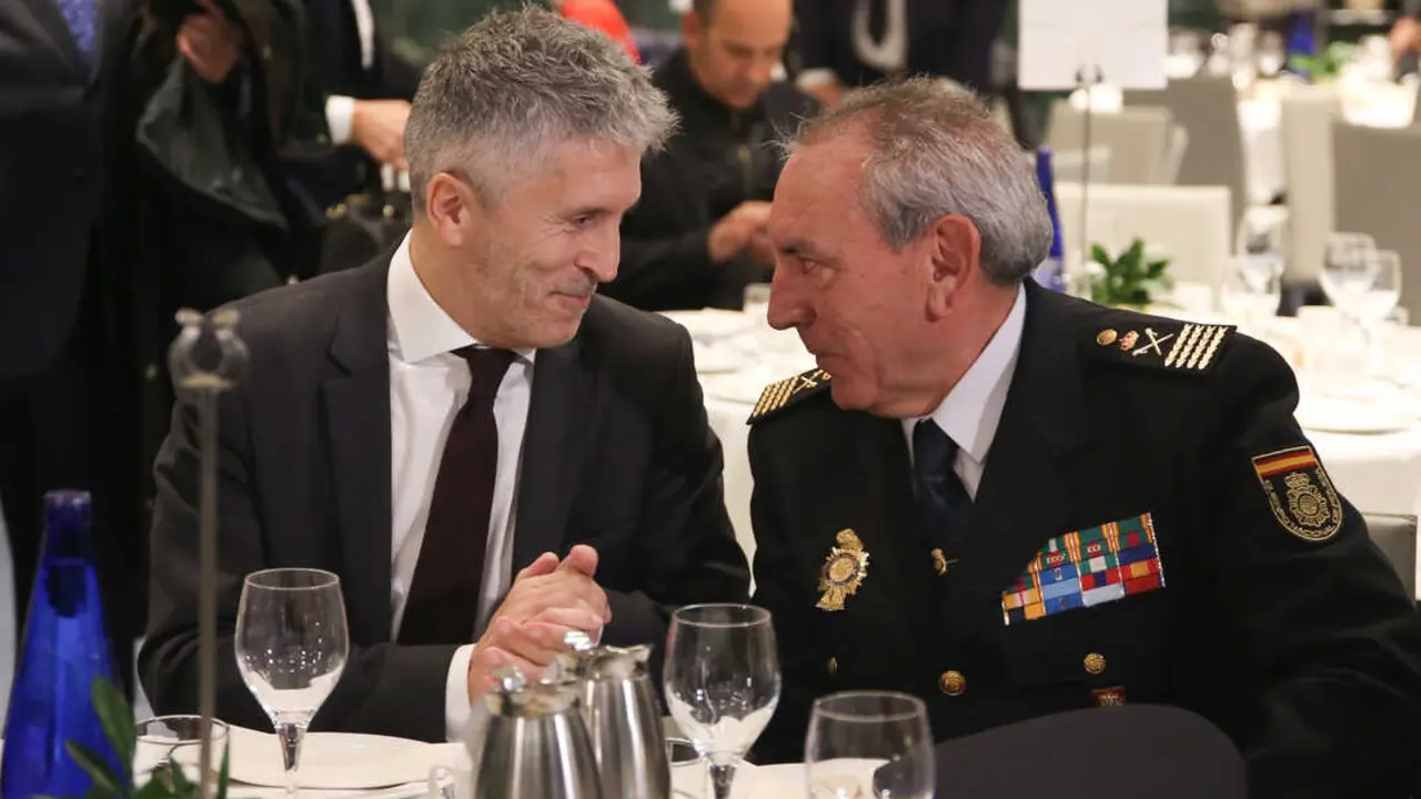 El ministro de Interior, Fernado Grande-Marlaska (izquierda) habla con el exDAO de la Polic&iacute;a Nacional, Jos&eacute; &Aacute;ngel Gonz&aacute;lez. / Ricardo Rubio