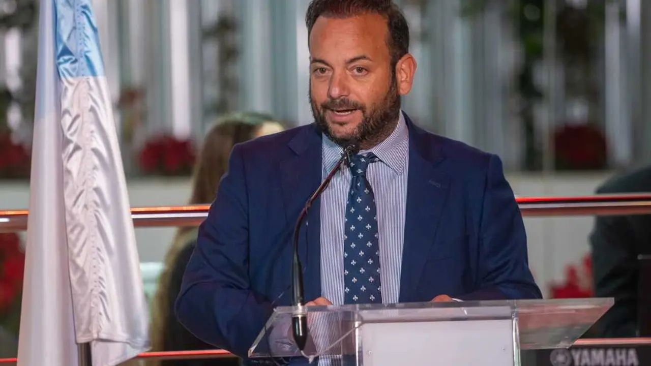 El alcalde de La Algaba, Diego Manuel Ag&uuml;era interviene en el acto. / Francisco J. Olmo
