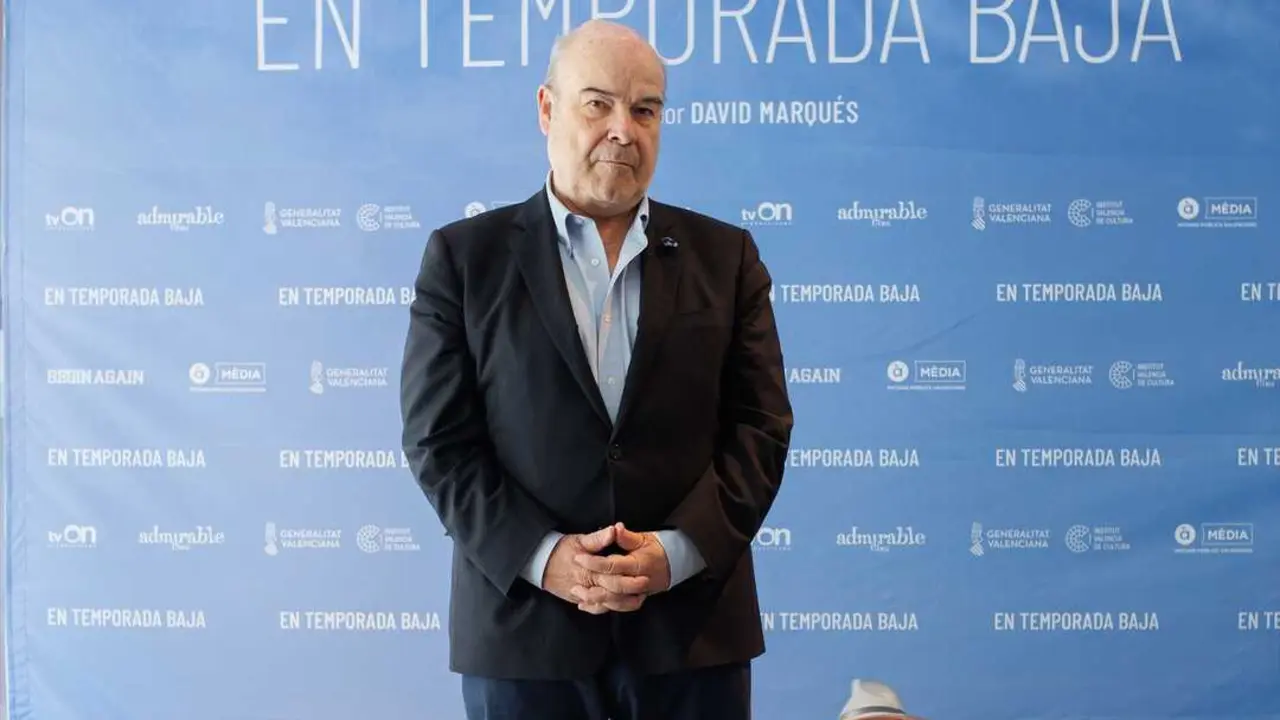 El actor Antonio Resines posa durante el photocall de la pel&iacute;cula &lsquo;En temporada baja&rsquo;. / Alejandro Mart&iacute;nez V&eacute;lez