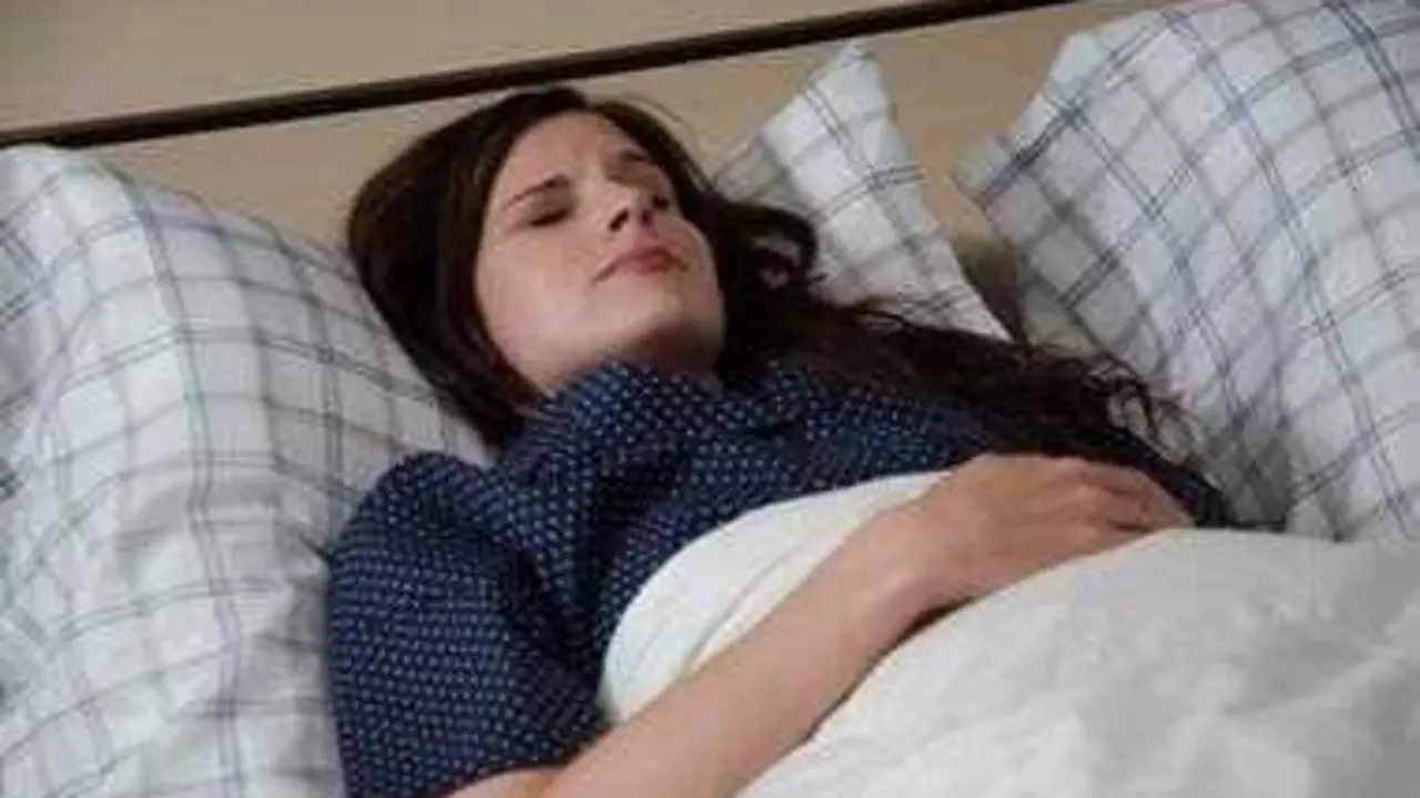 Los despertares entre 2 y 4 se vinculan a cortisol, glucosa, estr&eacute;s y transici&oacute;n hacia sue&ntilde;o ligero. / EP