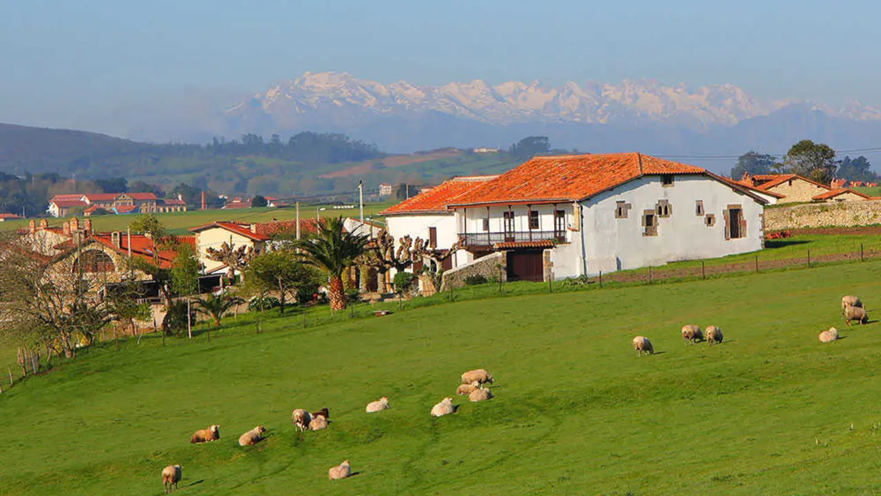 Pocos lugares en Cantabria combinan un salto de agua sobre el mar, ruinas medievales y un balc&oacute;n natural de m&aacute;s de 60 metros de altura en un mismo paisaje. / A.E