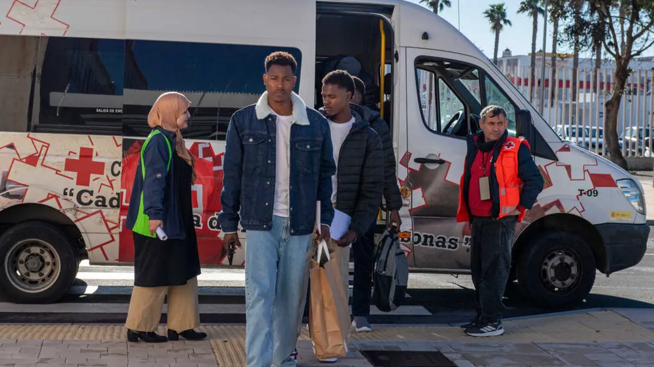 Varias personas a la salida del Centro de Estancia Temporal de Inmigrantes. / EP