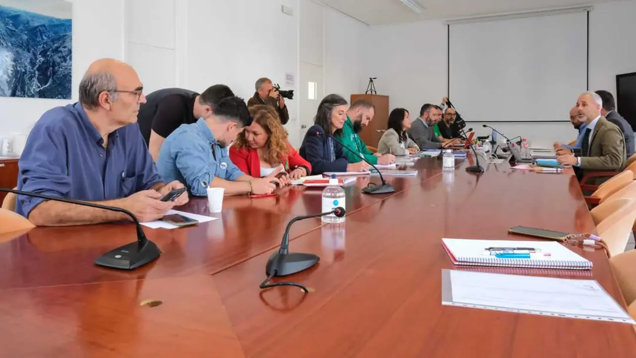 El consejero de Educaci&oacute;n, Formaci&oacute;n Profesional y Universidades, Sergio Silva, preside la Mesa de Di&aacute;logo con la Junta de Personal Docente. / A.E