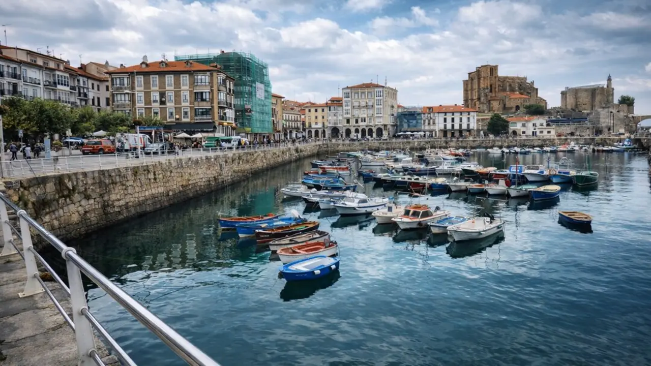 La llegada de un centro de menores a Castro Urdiales marca un nuevo episodio en la gesti&oacute;n migratoria de Cantabria, tras meses de tensi&oacute;n pol&iacute;tica y vecinal. / EP