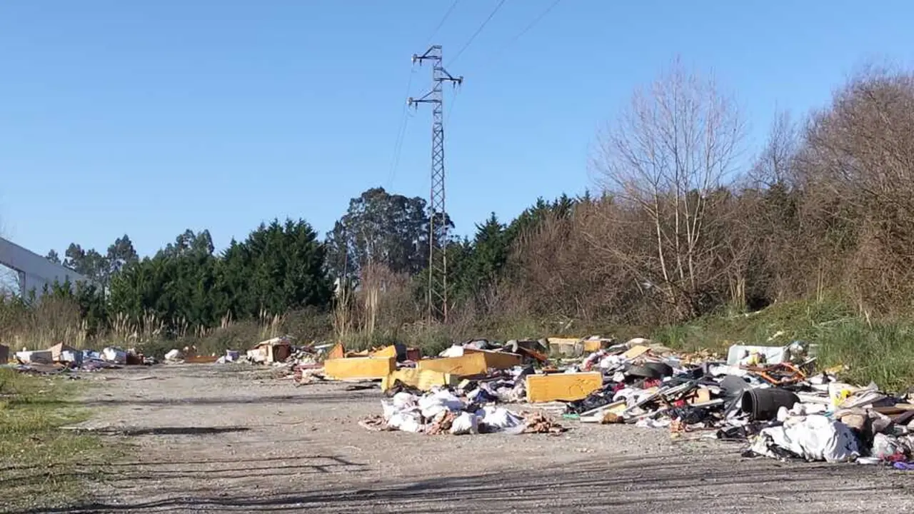 Residuos en el pol&iacute;gono industrial de Riamar de Malia&ntilde;o. / USUARIOS DEL ENTORNO NATURAL DE CAMARGO